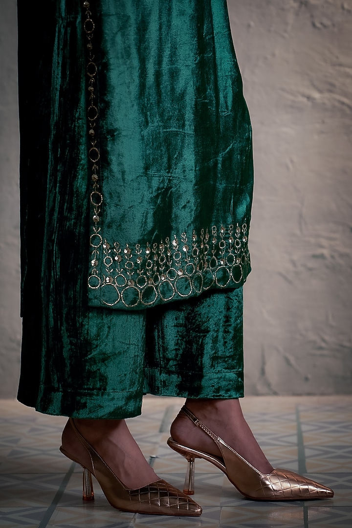Green Velvet Embroidered Straight Kurta Set by Charkhee at Pernia's Pop Up Shop
