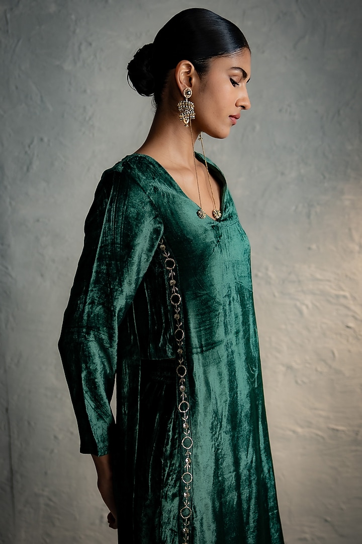 Green Velvet Embroidered Straight Kurta Set by Charkhee at Pernia's Pop Up Shop