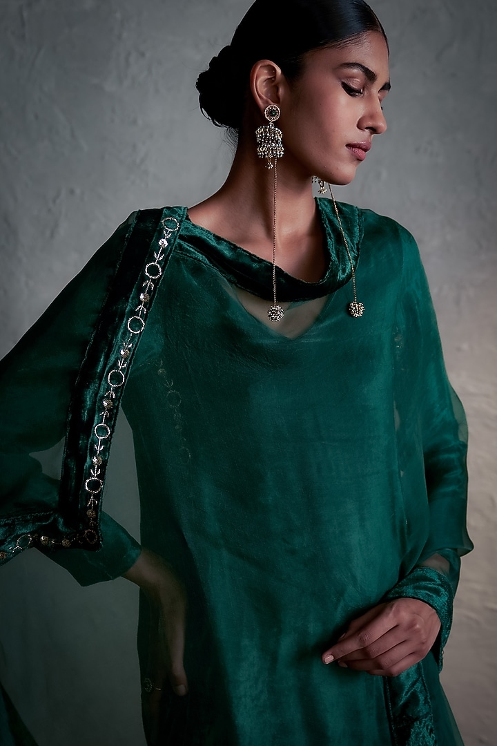 Green Velvet Embroidered Straight Kurta Set by Charkhee at Pernia's Pop Up Shop