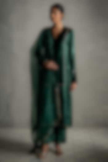 Green Velvet Embroidered Straight-Fit Kurta Set by Charkhee at Pernia's Pop Up Shop