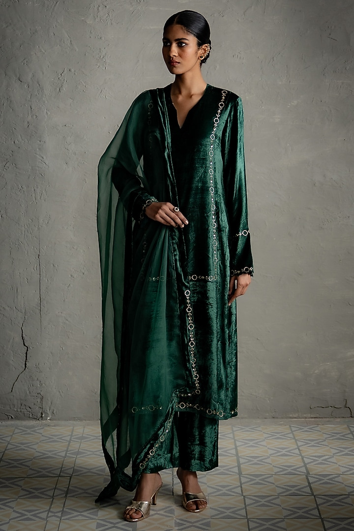 Green Velvet Embroidered Straight-Fit Kurta Set by Charkhee at Pernia's Pop Up Shop