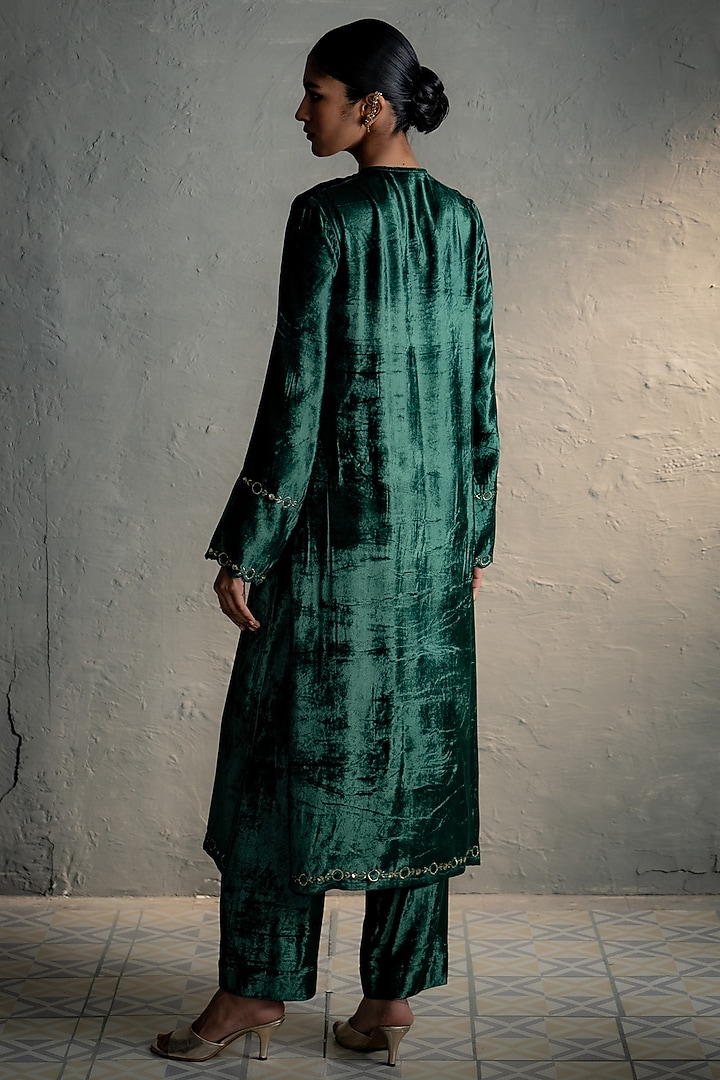 Green Velvet Embroidered Straight-Fit Kurta Set by Charkhee at Pernia's Pop Up Shop