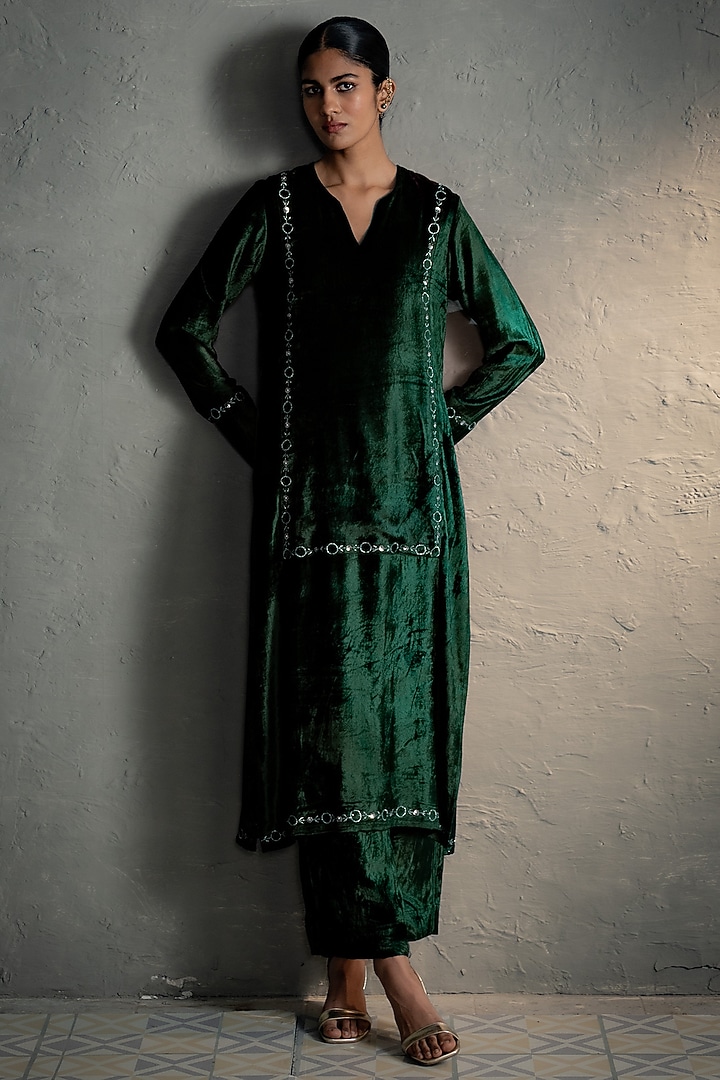 Green Velvet Embroidered Straight-Fit Kurta Set by Charkhee at Pernia's Pop Up Shop