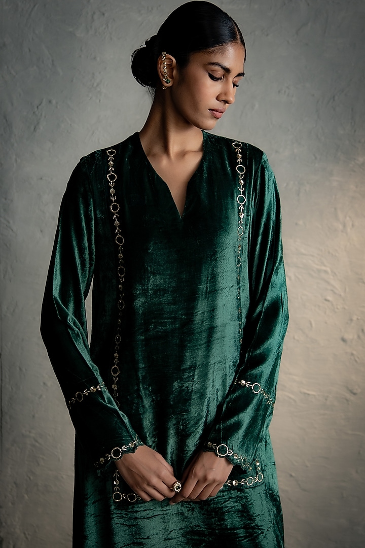 Green Velvet Embroidered Straight-Fit Kurta Set by Charkhee at Pernia's Pop Up Shop