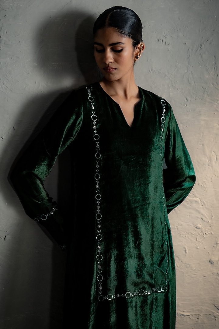 Green Velvet Embroidered Straight-Fit Kurta Set by Charkhee at Pernia's Pop Up Shop