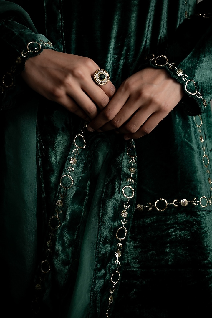 Green Velvet Embroidered Straight-Fit Kurta Set by Charkhee at Pernia's Pop Up Shop
