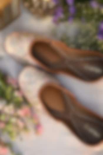 Grey Tie-Dye Juttis by Coral Haze at Pernia's Pop Up Shop