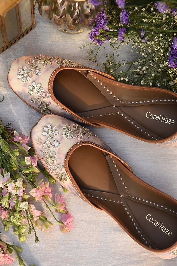 Grey Tie-Dye Juttis by Coral Haze at Pernia's Pop Up Shop