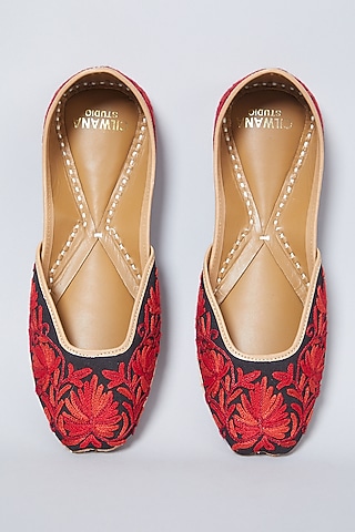 Black & Red Kashmiri Hand Embroidered Juttis by CILWANA STUDIO