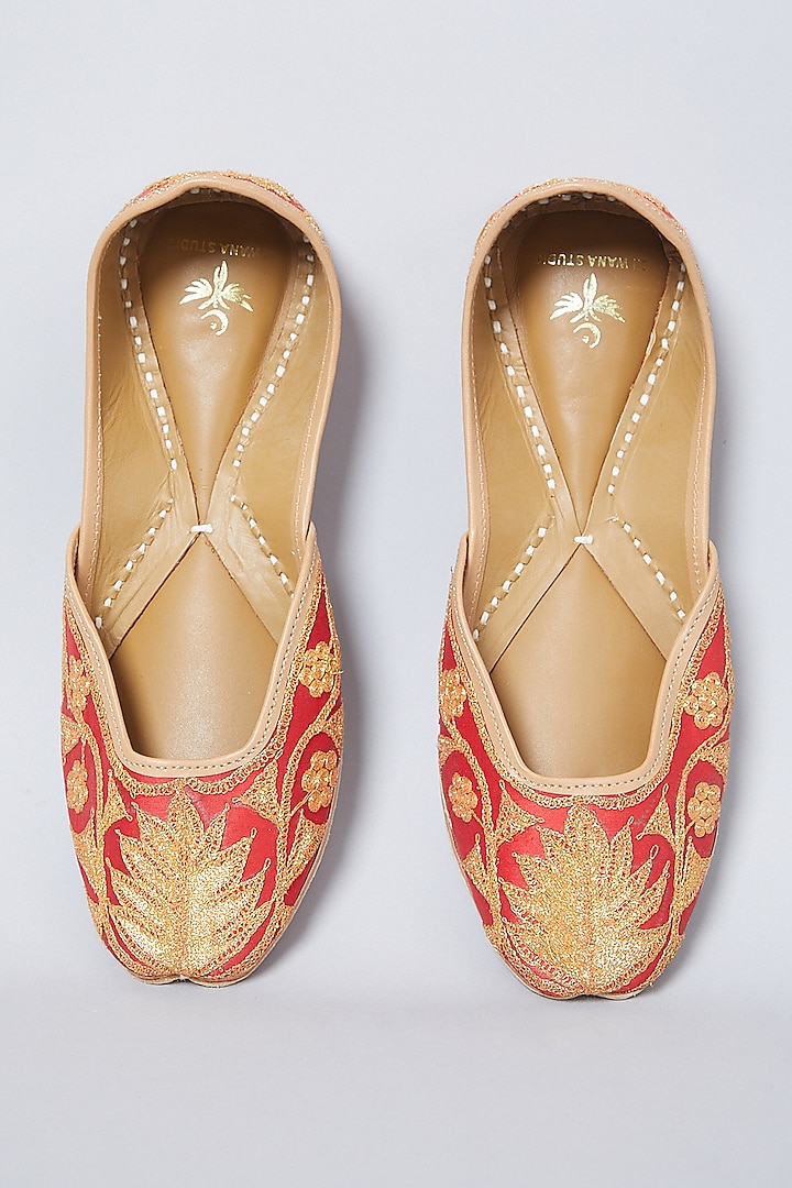 Red Tilla Embroidered Juttis by CILWANA STUDIO