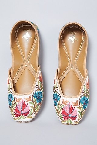 Ivory Kashmiri Embroidered Juttis by CILWANA STUDIO