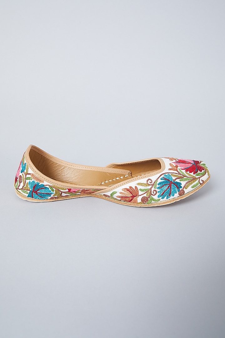Ivory Kashmiri Embroidered Juttis by CILWANA STUDIO at Pernia's Pop Up Shop