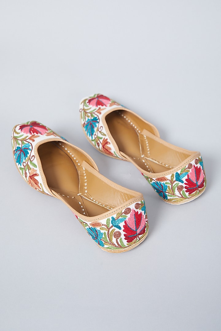 Ivory Kashmiri Embroidered Juttis by CILWANA STUDIO at Pernia's Pop Up Shop