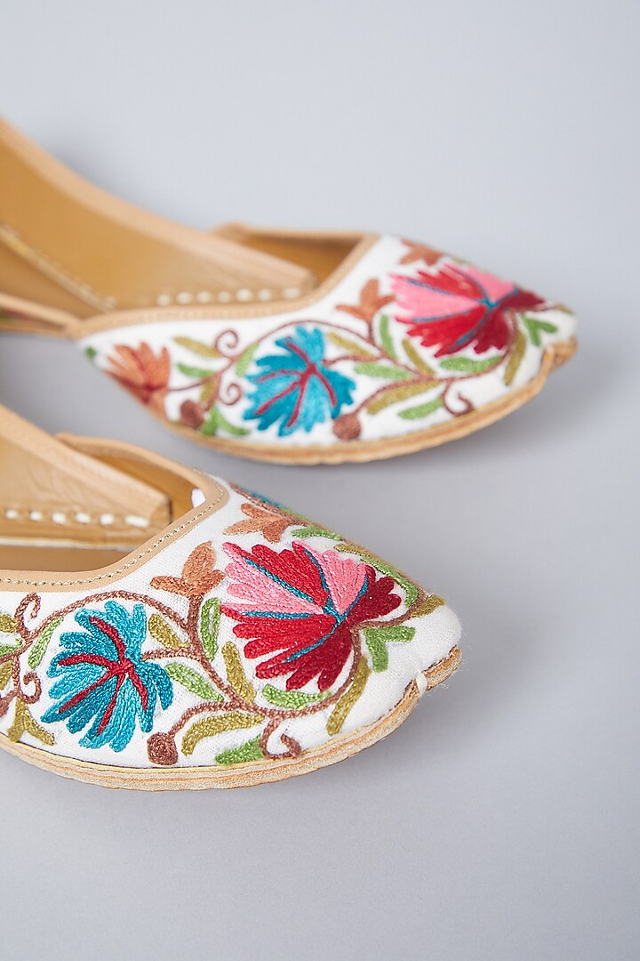 Ivory Kashmiri Embroidered Juttis by CILWANA STUDIO at Pernia's Pop Up Shop