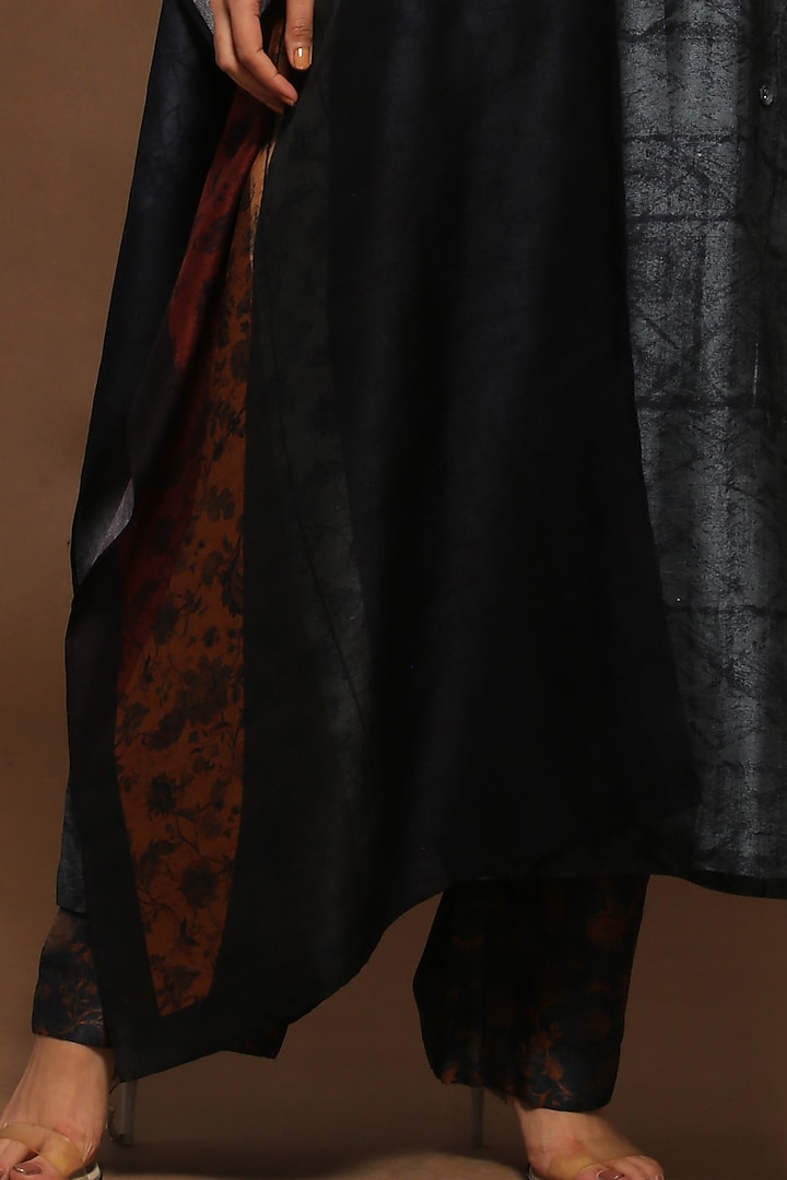 Fuscous Grey Printed Kurta Set by CLOS at Pernia's Pop Up Shop