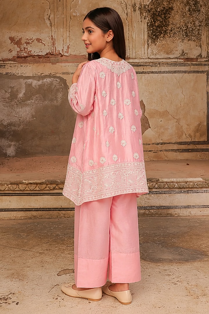 Powder Pink Slub Raw Silk Kurta Set For Girls by Charu Makkar Kids at Pernia's Pop Up Shop