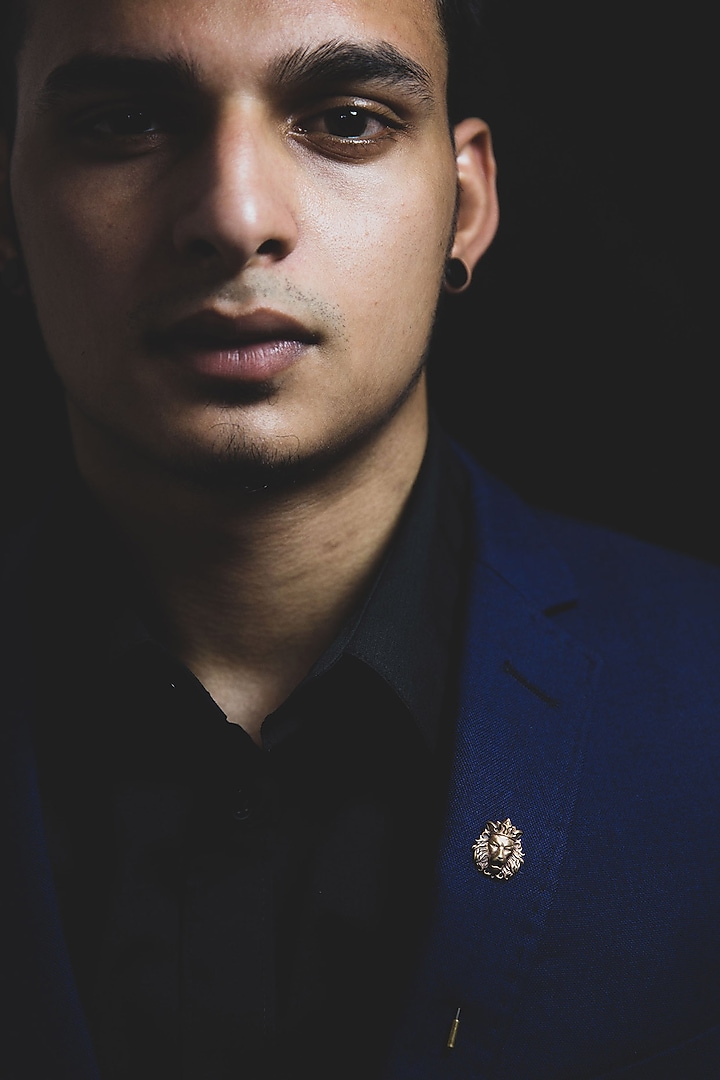 White Silk Handmade Motifs Tie With Lapel Pin by Cosa Nostraa at Pernia's Pop Up Shop