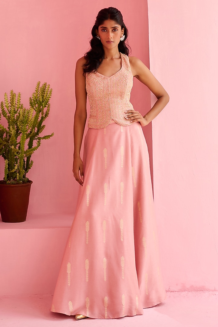 Peach-Pink Jamawar Wedding Lehenga Set by Chamee and Palak at Pernia's Pop Up Shop