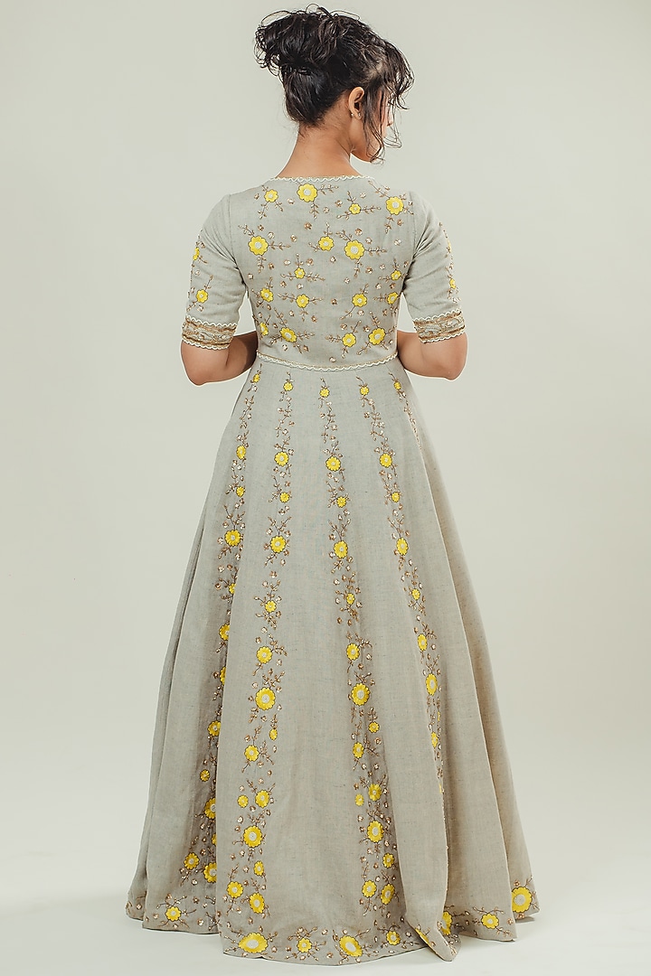 Grey Linen Engagement Gown with Dupatta by Cockpit Crush at Pernia's Pop Up Shop