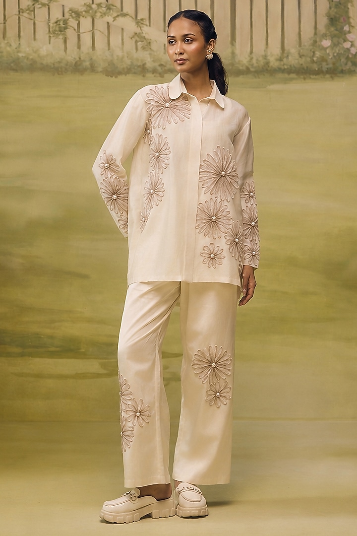 Cream & Dull Mauve Mulmul Chanderi Floral Applique Co-Ord Set by Couche at Pernia's Pop Up Shop