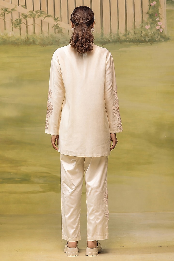 Cream & Dull Mauve Mulmul Chanderi Floral Applique Co-Ord Set by Couche at Pernia's Pop Up Shop