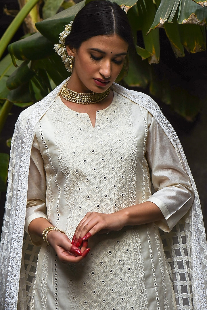 Off-White Mirror Embroidered Kurta Set by Karaj Jaipur at Pernia's Pop Up Shop