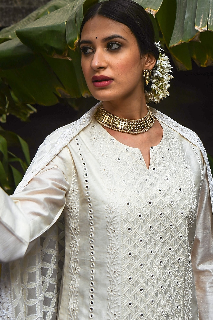 Off-White Mirror Embroidered Kurta Set by Karaj Jaipur at Pernia's Pop Up Shop