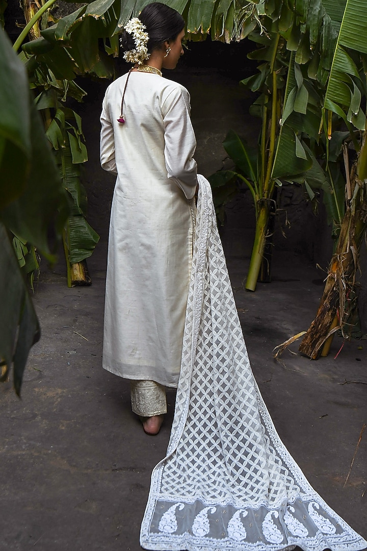 Off-White Mirror Embroidered Kurta Set by Karaj Jaipur at Pernia's Pop Up Shop