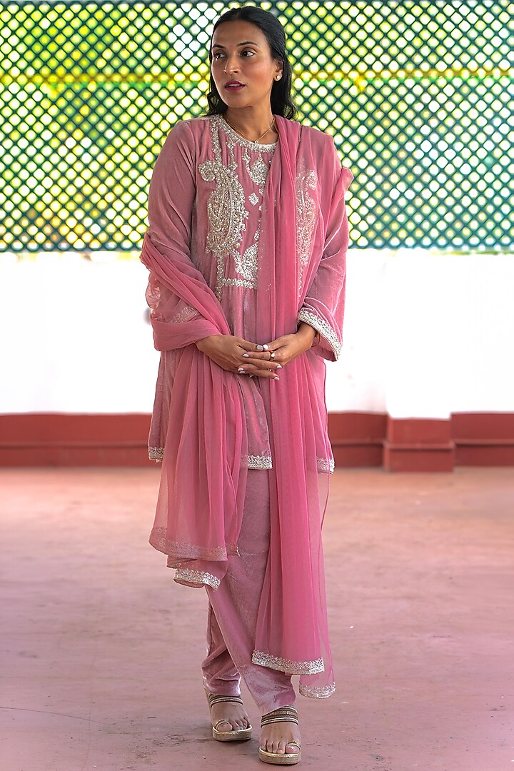 Onion Pink Velvet Placement Embroidered Kurta Set by Ridhi Mehra at Pernia's Pop Up Shop
