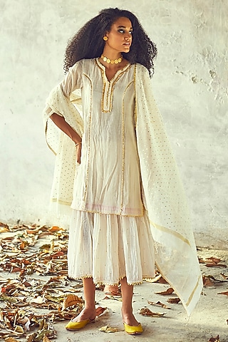 White Kota Doria Dupatta by Khara Kapas