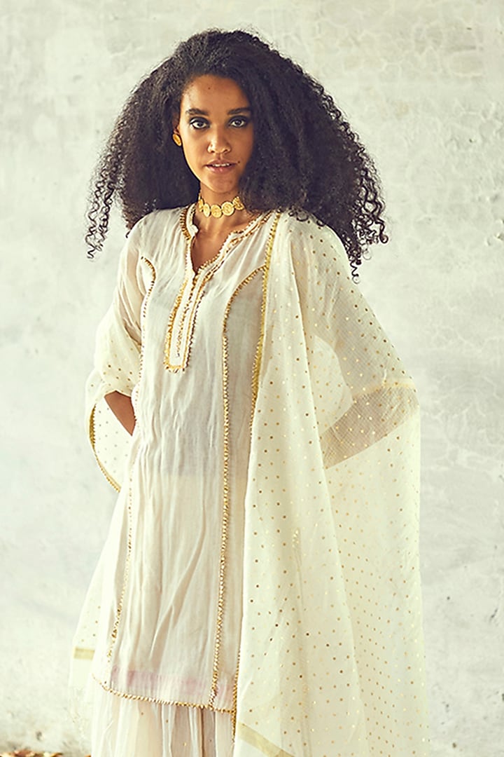 White Kota Doria Dupatta by Khara Kapas at Pernia's Pop Up Shop