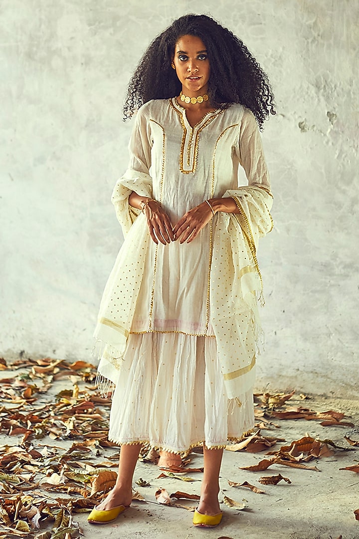 White Kota Doria Dupatta by Khara Kapas at Pernia's Pop Up Shop