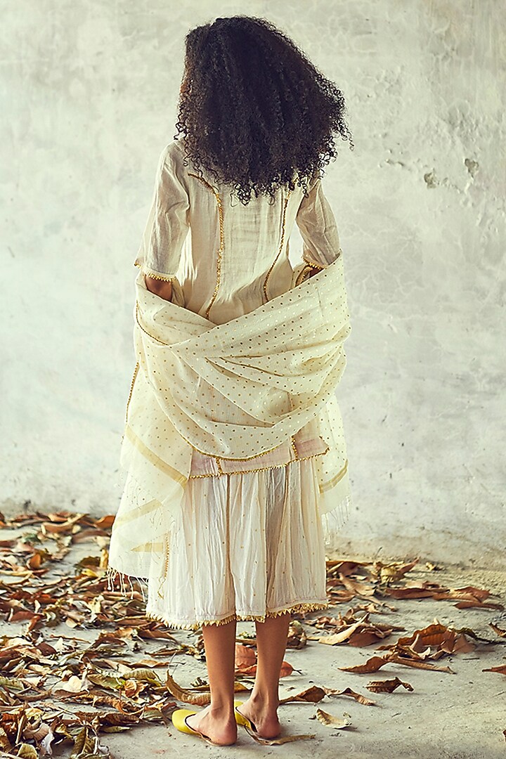 White Kota Doria Dupatta by Khara Kapas at Pernia's Pop Up Shop