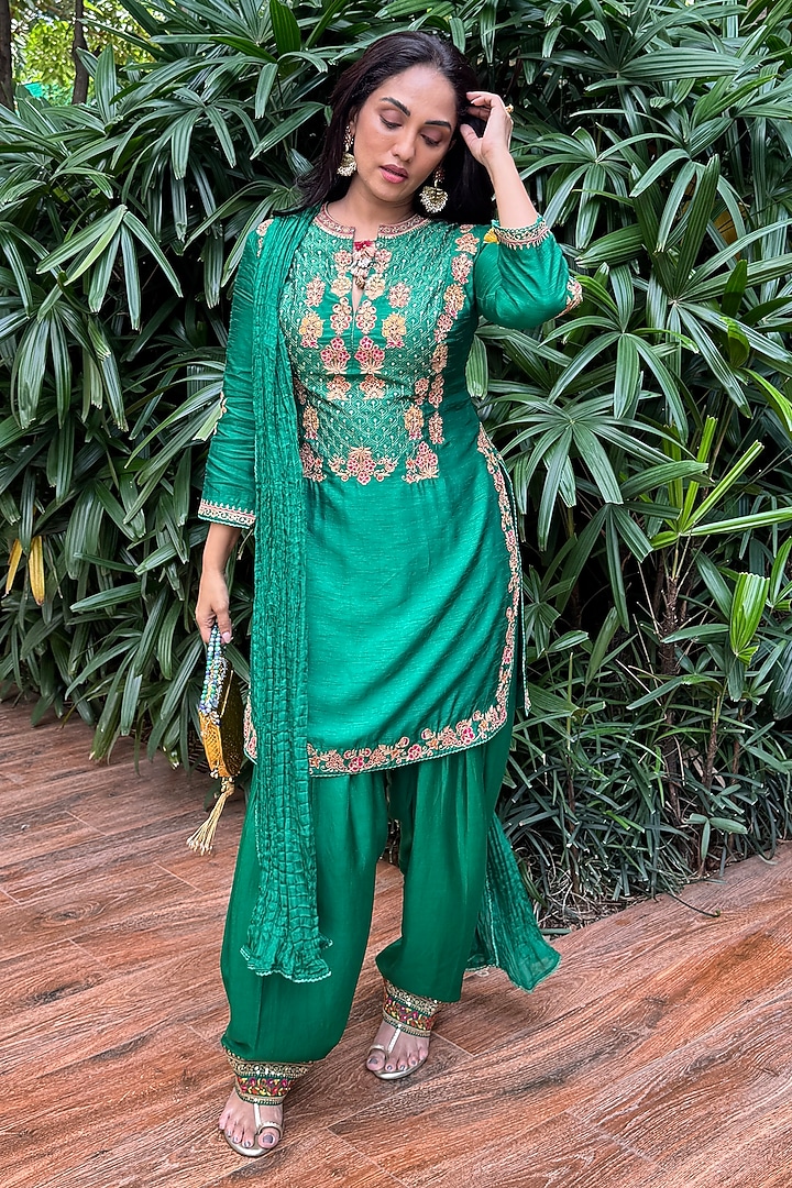 Green Vegan Slub Silk Resham Embroidered Kurta Set by SHRADDHA RAMBHIA at Pernia's Pop Up Shop
