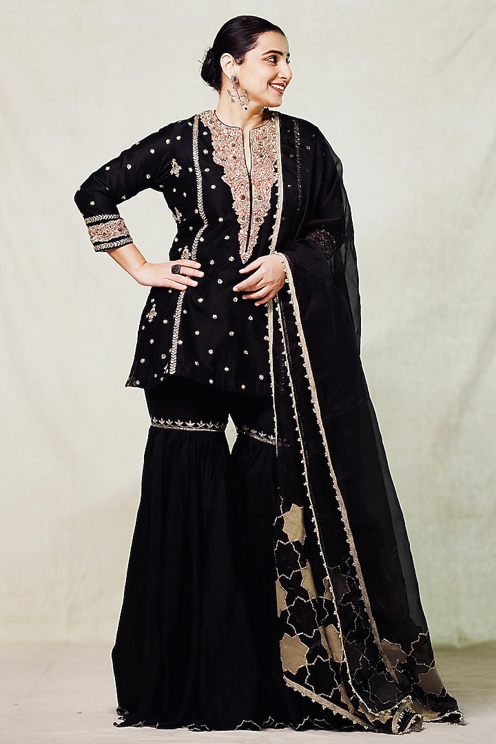 Black Chanderi Embroidered Kurta Set by Vashisht Guru Dutt at Pernia's Pop Up Shop