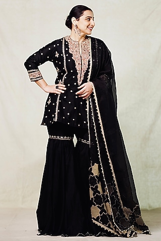 Black Chanderi Embroidered Kurta Set by Vashisht Guru Dutt