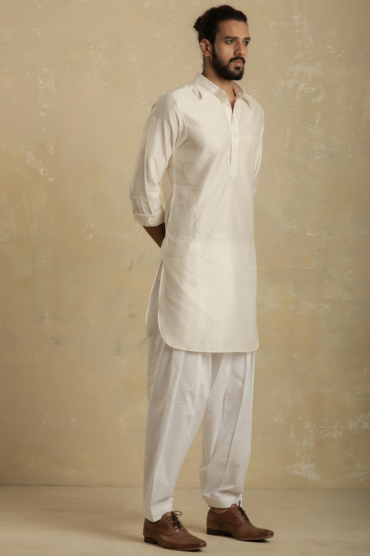 OFF-WHITE COTTON LINEN APPLIQUE EMBROIDERED KURTA WITH PANTS – Dharya