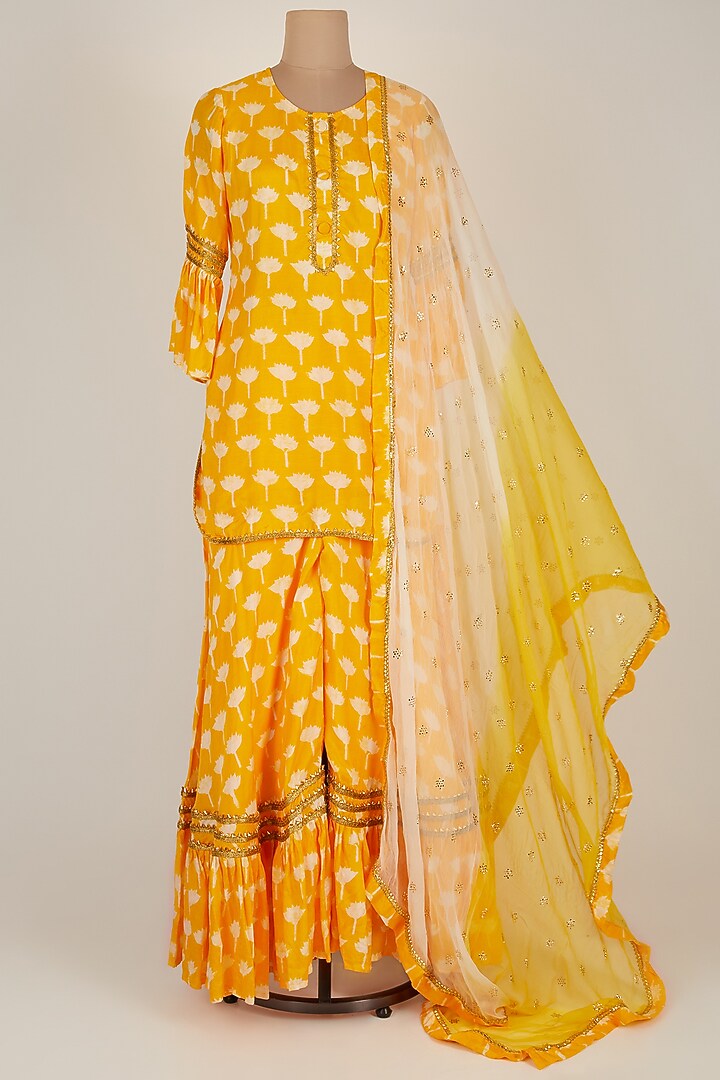 Yellow Printed Kurta Set With Gota Borders by SONNET at Pernia's Pop Up Shop