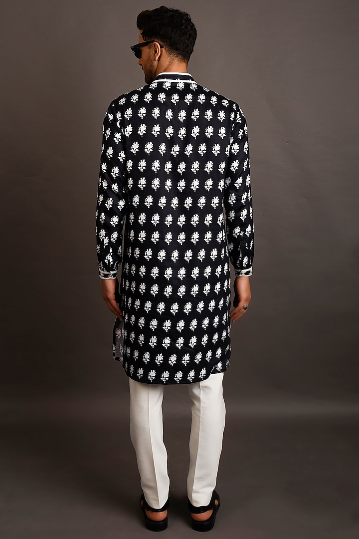 Black Embroidered Kurta Set by Chatenya Mittal at Pernia's Pop Up Shop