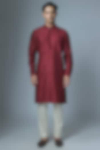 Maroon Chanderi Kurta Set by Countrymade at Pernia's Pop Up Shop
