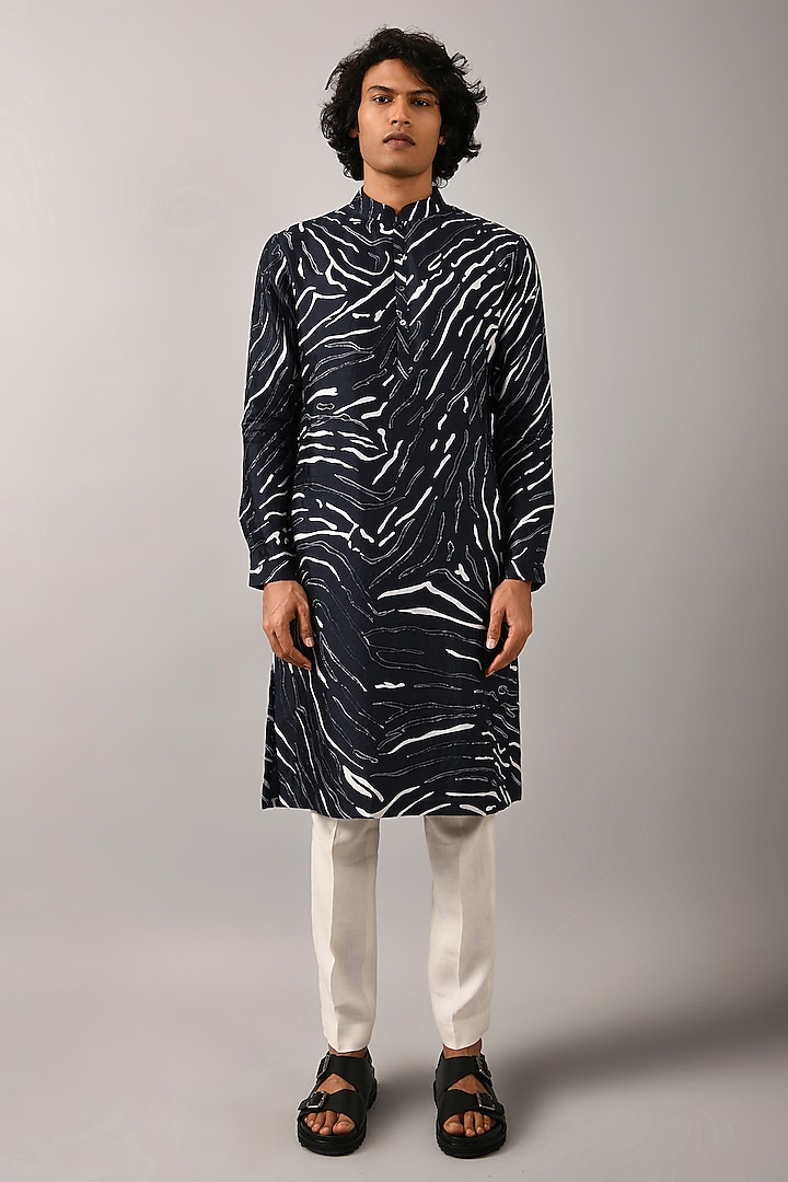 Navy Blue Cotton Silk Printed Kurta by Countrymade at Pernia's Pop Up Shop