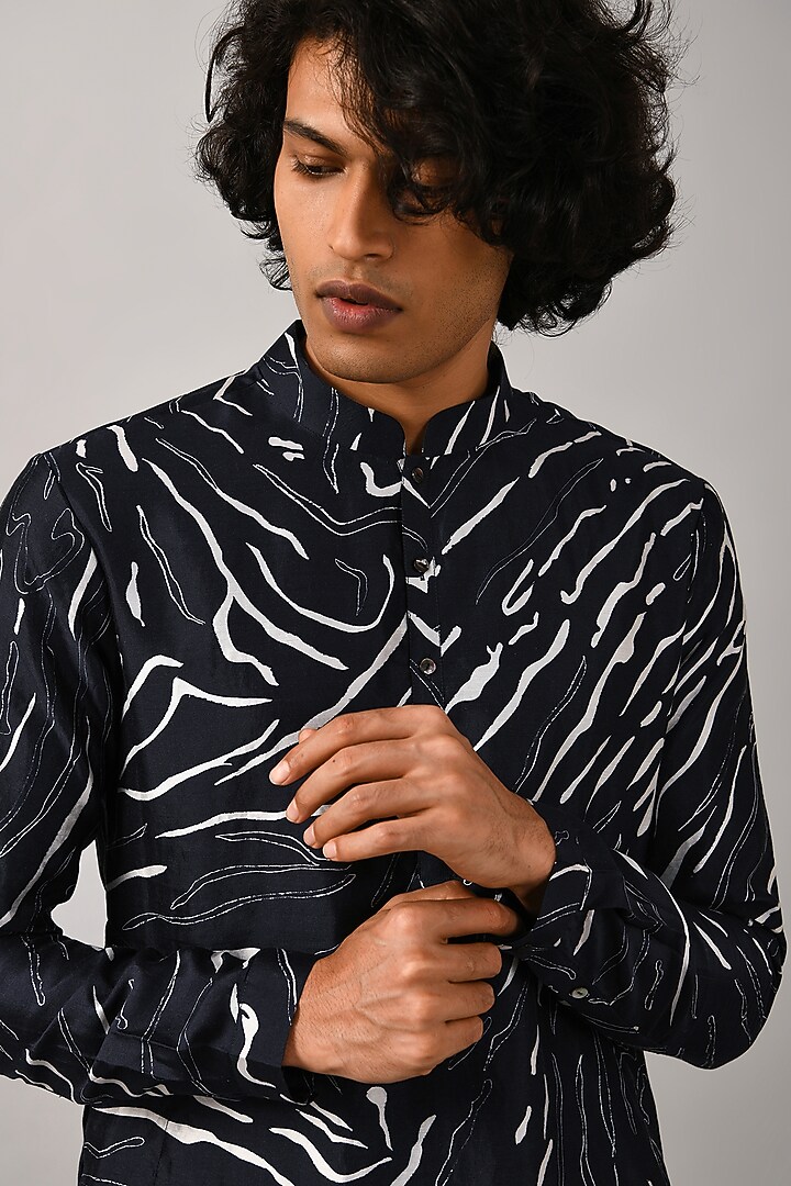 Navy Blue Cotton Silk Printed Kurta by Countrymade at Pernia's Pop Up Shop