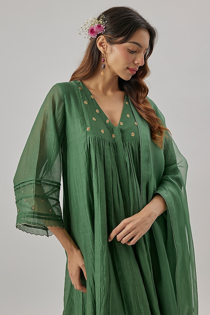 Green Chanderi Silk Aari Embroidered Kurta Set by Cupid Cotton at Pernia's Pop Up Shop