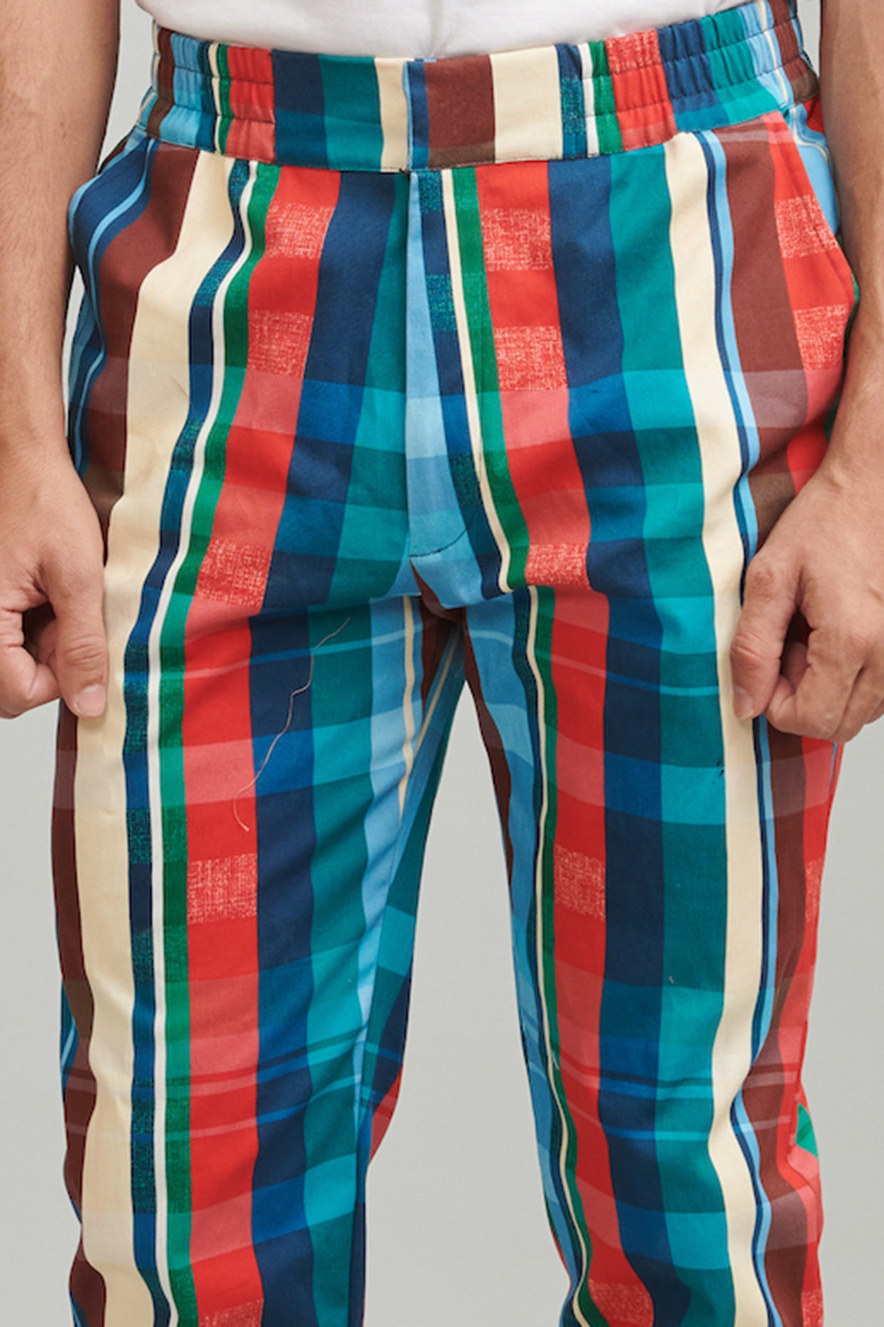 love colourful pants on a man! | Pantalones vino hombre, Moda hombre,  Combinacion de ropa hombre