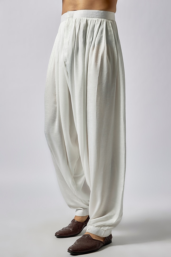White Georgette Chikankari Embroidered Lucknowi Kurta Set by Dapper & Dare at Pernia's Pop Up Shop