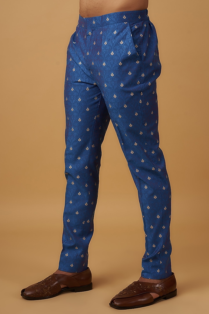 White Lucknowi Embroidered Handcrafted Kurta Set by Dapper & Dare at Pernia's Pop Up Shop