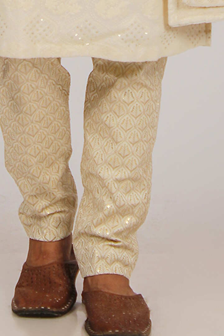 Ivory Lucknowi Printed Kurta Set by Dapper & Dare at Pernia's Pop Up Shop