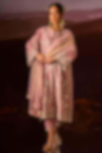 Pearl Pink Silk Embroidered Kurta Set by Dareaab by Sonia k Mahajan at Pernia's Pop Up Shop