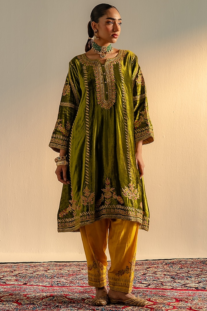 Mehendi Green Shaneel Kurta Set by Dareaab by Sonia k Mahajan at Pernia's Pop Up Shop