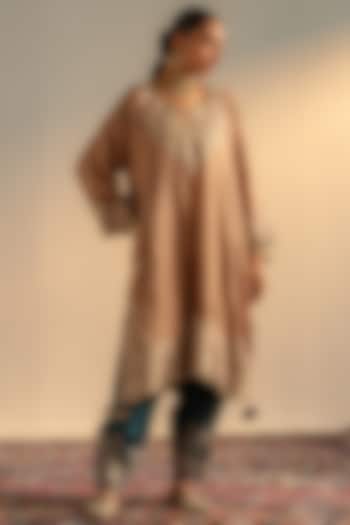 Beige Upada Silk Kashmiri Tilla Embroidered Kurta Set by Dareaab by Sonia k Mahajan at Pernia's Pop Up Shop